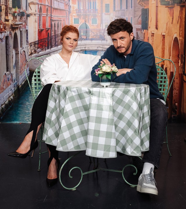 Sophie Passmann, Jan Ullrich, Maximilian Mundt, Salwa Houmsi und Tommi Schmitt vor italienischem Hintergrund