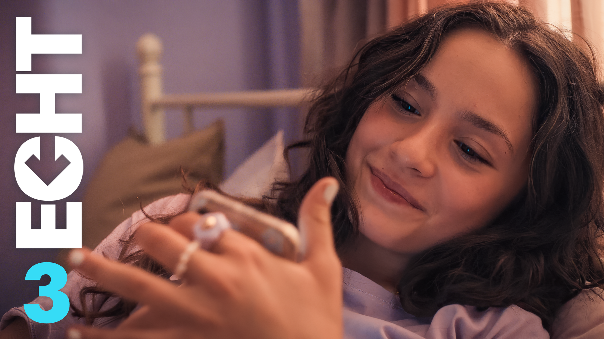 Leyla schaut auf ihr Handy