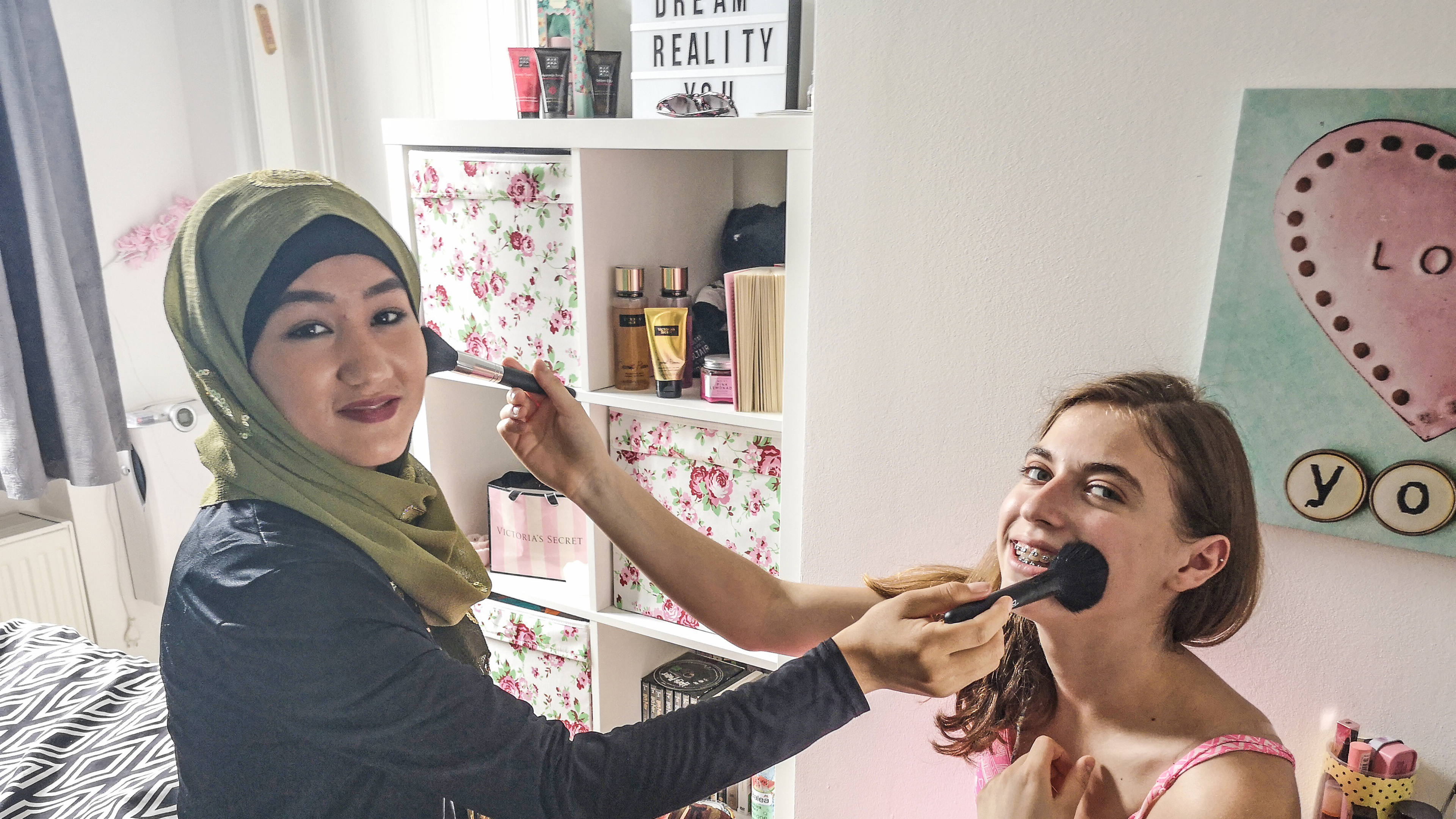 Binazir und Julie schminken sich gegenseitig