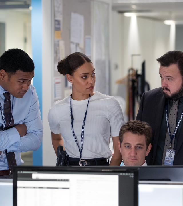 "North Shore – Tod in Sydney – Termingeschäfte": DC Lachie Hooper (Dylan Hare) sitzt an seinem Schreibtisch vor einem Computerbildschirm. PC Cindy Yoo (Cassandra Sorrell), DC Paea Leniu (Chris Alosio), DS Meg Driscoll (Kirsty Sturgess) und DS Max Drummond (John Bradley) stehen um ihn herum.