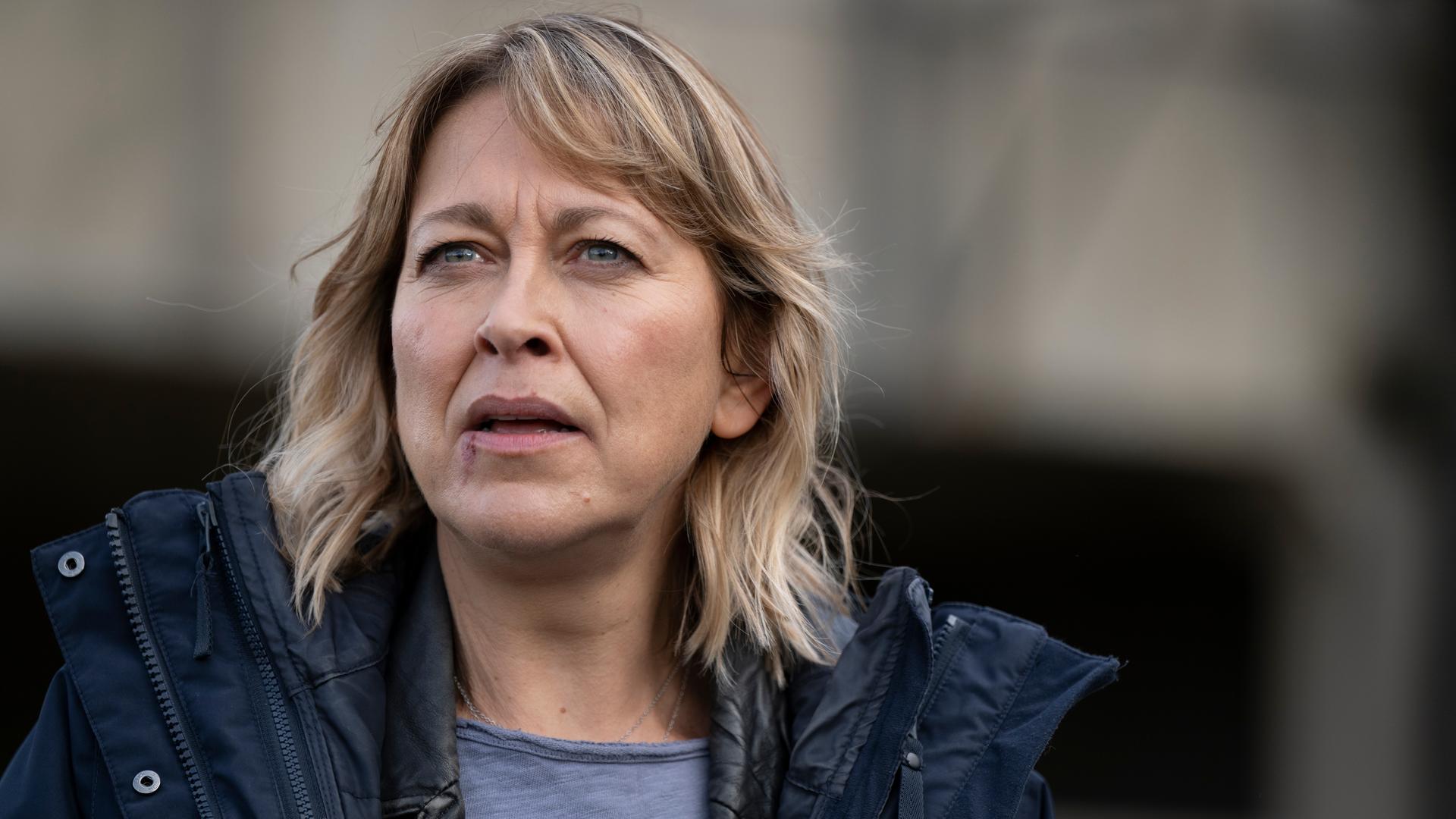 "Annika – Mord an Schottlands Küste - Der Seehund": Annika (Nicola Walker) steht im Freien und blickt zur Seite.