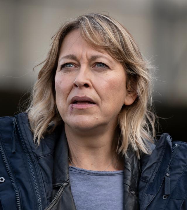 "Annika – Mord an Schottlands Küste - Der Seehund": Annika (Nicola Walker) steht im Freien und blickt zur Seite.