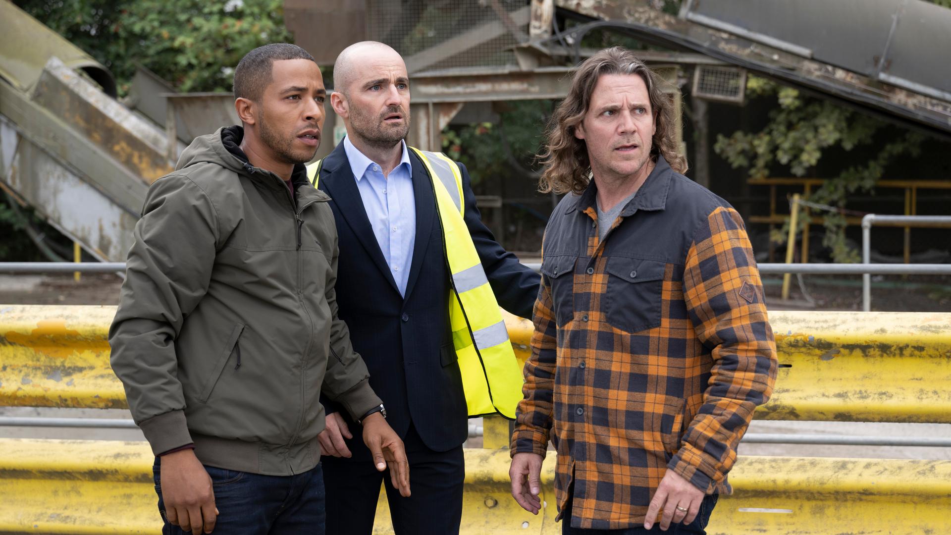 DS Tyrone Clarke (Ukweli Roach, l.) und DS Michael McAndrews (Jamie Sives, r.) retten Greg Connolly (Russ Bain, M.) vor den aufgebrachten Mitarbeitern seines Unternehmens.