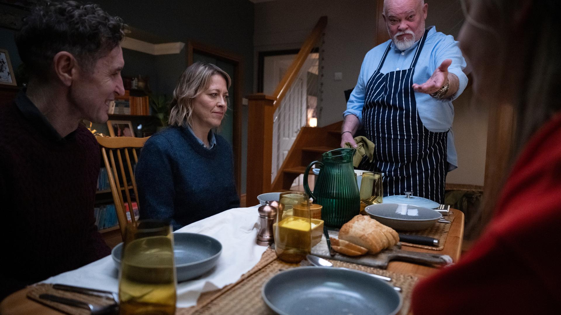 Magnus (Sven Henriksen, 2.v.r.) hat ein traditionelles norwegisches Gericht zubereitet. Bevor sie essen dürfen, müssen sich Jake (Paul McGann, l.), Annika (Nicola Walker, 2.v.l.) und Morgan (Silvie Furneaux, r.) noch einen kleinen Vortrag dazu anhören.