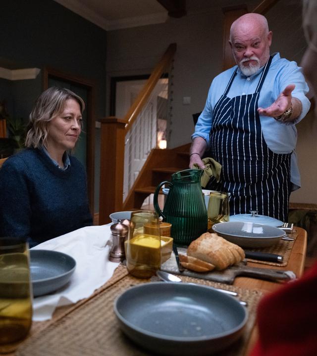 Magnus (Sven Henriksen, 2.v.r.) hat ein traditionelles norwegisches Gericht zubereitet. Bevor sie essen dürfen, müssen sich Jake (Paul McGann, l.), Annika (Nicola Walker, 2.v.l.) und Morgan (Silvie Furneaux, r.) noch einen kleinen Vortrag dazu anhören.