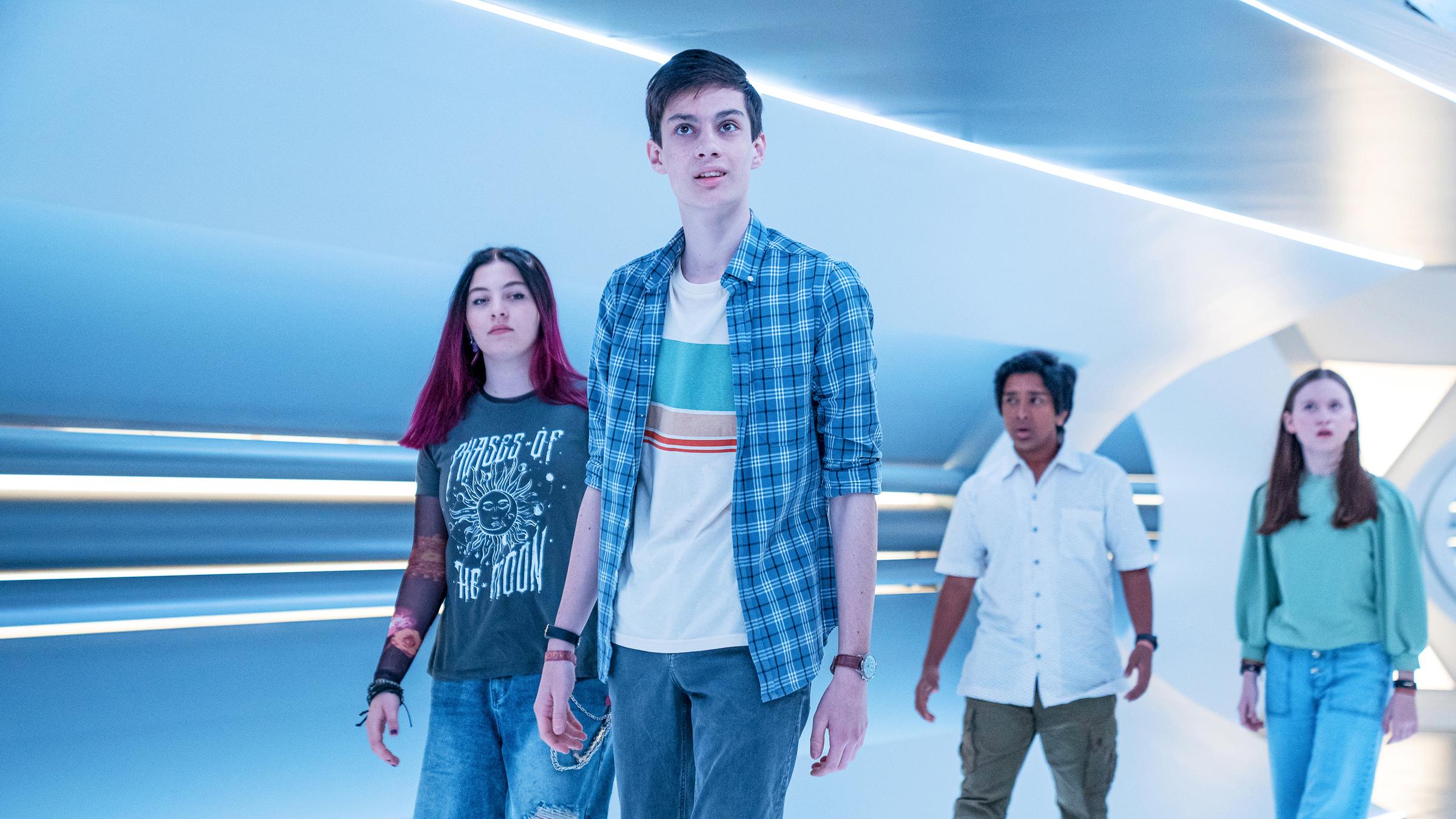 Louis und Kaz schauen sich im blausilbrigen Gang des Raumschiffs um. Es folgen ihnen Glen und Meg, die sich ehrfurchtsvoll und staunend umschauen.