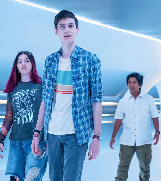 Louis und Kaz schauen sich im blausilbrigen Gang des Raumschiffs um. Es folgen ihnen Glen und Meg, die sich ehrfurchtsvoll und staunend umschauen.