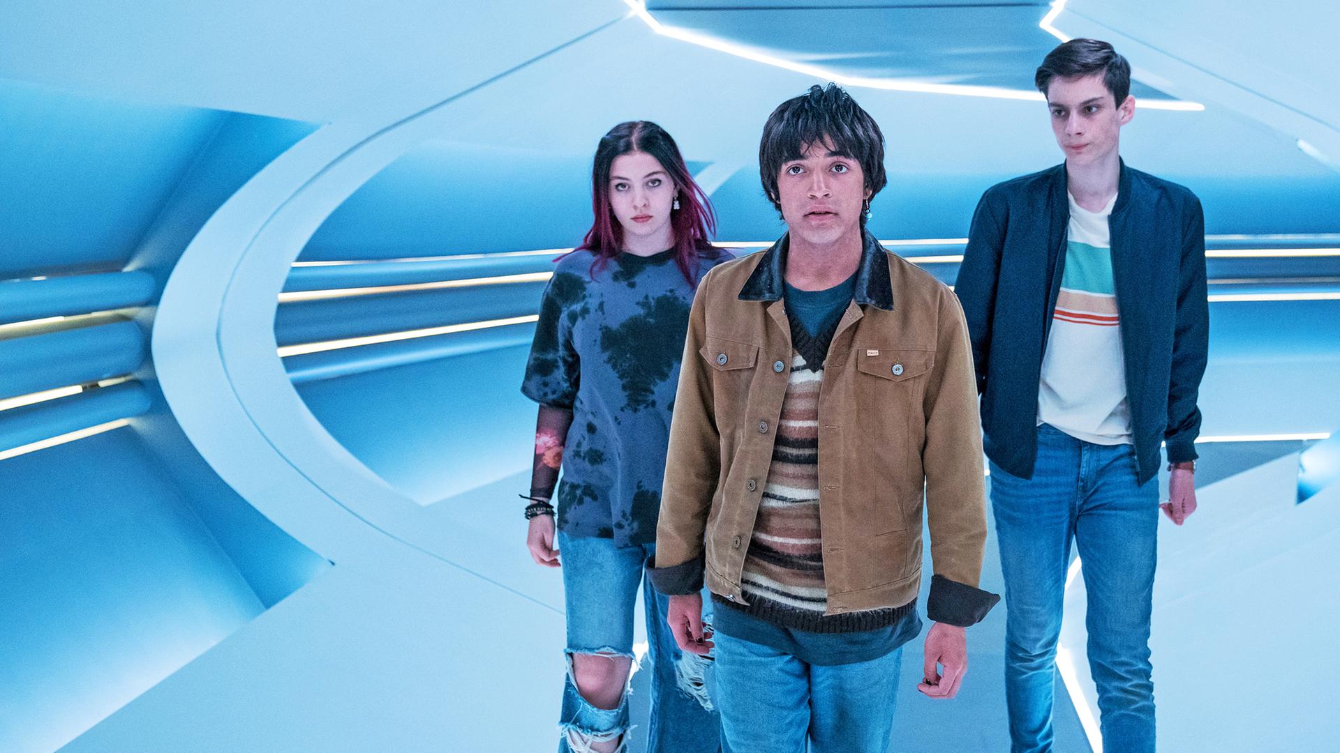 In einem hell erleuchteten bläulichen Raumschiffgang laufen Kaz und Louis hinter Jay her. Jay hat einen entschlossenen Blick.