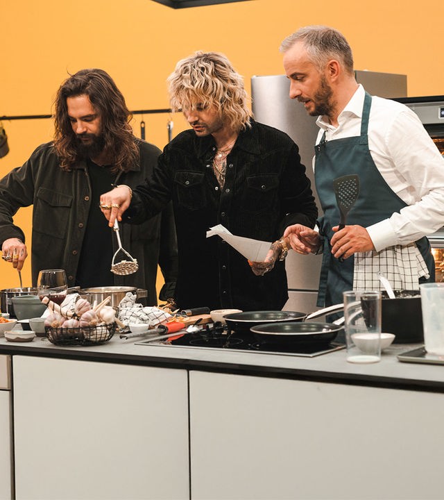 Tom (links) und Bill (Mitte) Kaulitz in der Küche mit Jan Böhmermann für die ZDFneo Koch-Talk Show Böhmi brutzelt