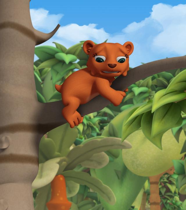 Oben in einer Baumkrone: Das kleine Bärchen Honey krallt sich mit den Pfoten an einem Ast fest. Honey schaut ängstlich und verzweifelt.