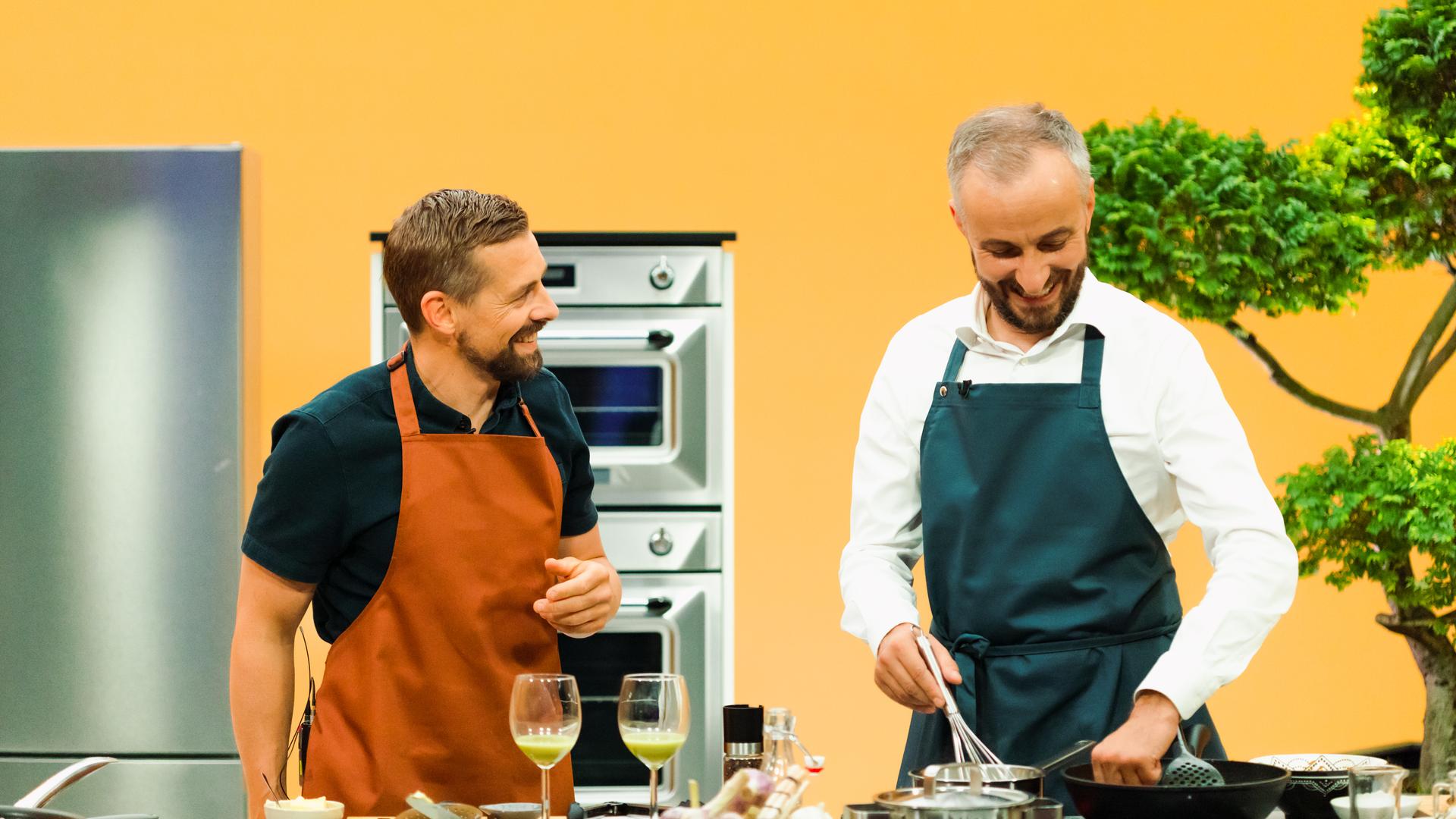 Moderator Klaas Heufer-Umlauf (links) zu Gast bei Jan Böhmermann in der ZDFneo Koch-Talk Show "Böhmi brutzelt"