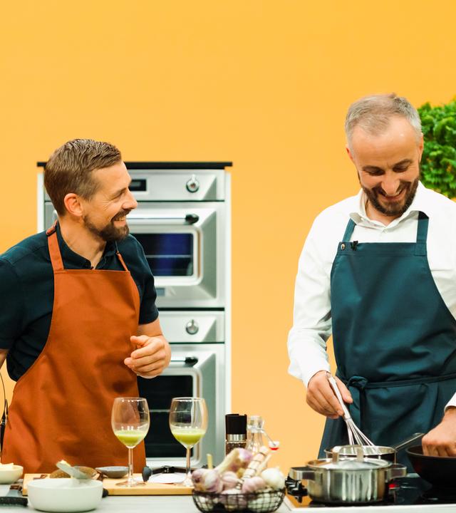 Moderator Klaas Heufer-Umlauf (links) zu Gast bei Jan Böhmermann in der ZDFneo Koch-Talk Show "Böhmi brutzelt"