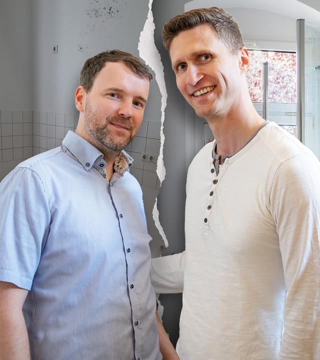 Die Immo-Held-Kandidaten Tony und Carsten (v. l. n. r.) lächeln in die Kamera. Im Hintergrund erkennt man die links die Wohnung während der Renovierung und rechts das fertige Endergebnis.