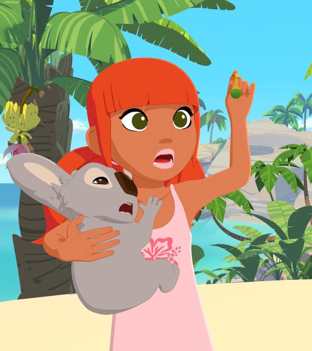 Marina steht mit Koala Raoul auf dem rechten Arm im Sand. Mit der linken Hand hält sie einen grünen Ohrring hoch. Hinter ihr sieht man Palmen und Büsche und das Meer.