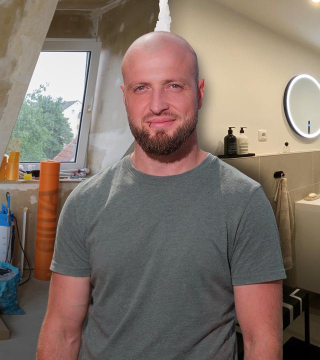 Der Immo-Helden Kandidat Tom lächelt in die Kamera.  Im Hintergrund erkennt man die links die Wohnung während der Renovierung und rechts das fertige Endergebnis.