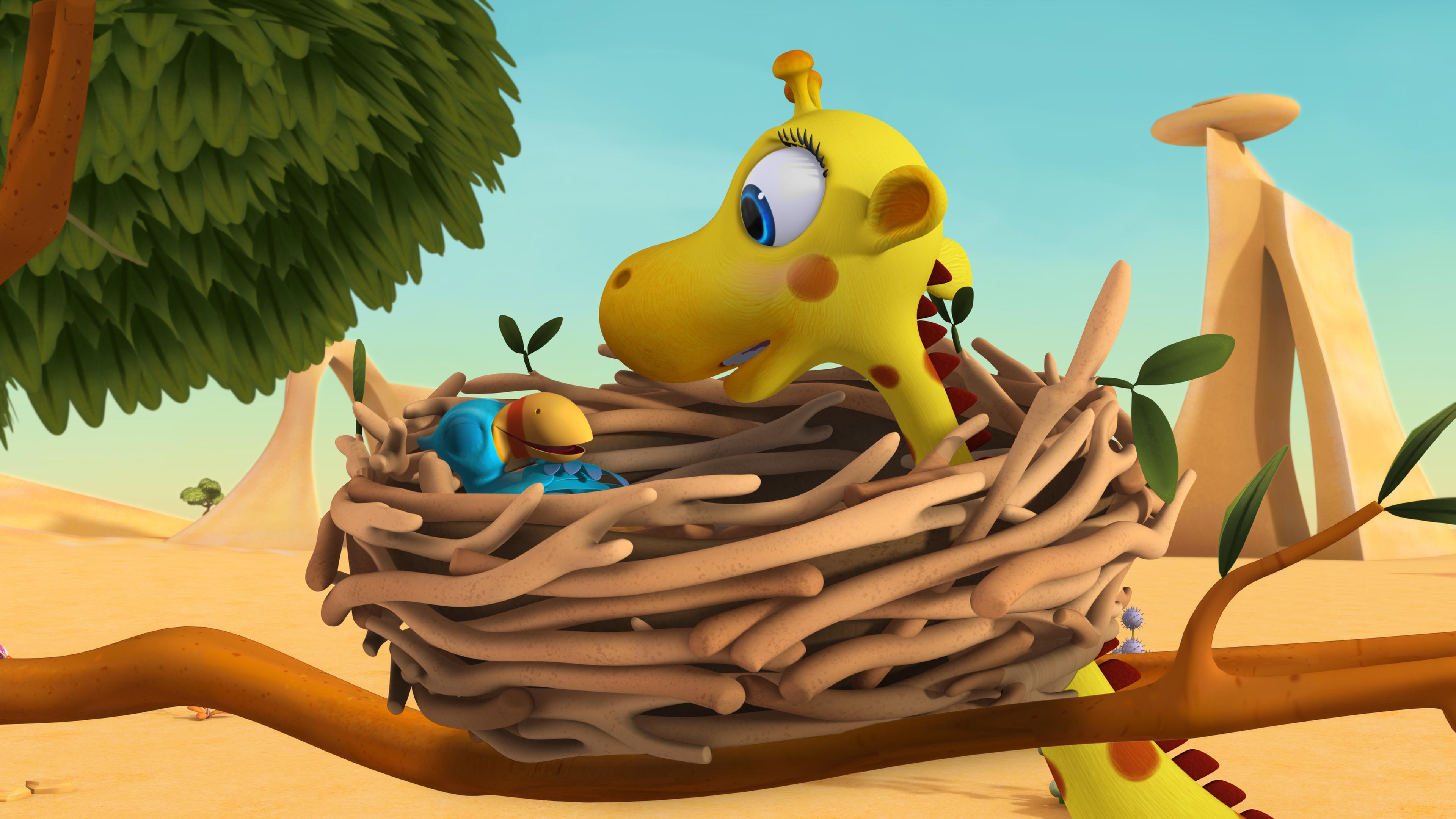 In der Savanne: Giraffe Gertie steckt mit dem Kopf in einem Papageiennest fest, das in einer Astgabel gebaut wurde. Im Nest schlummert eine blauer Papagei.