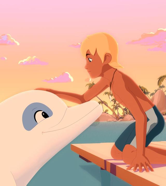 Yann kniet auf einem Bootssteg und streicht dem vor ihm aus dem Wasser schauenden Delfin Zoom glücklich über den Kopf. Auch Zoom lächelt erfreut zu Yann hoch. Im Hintergrund sind Felsen und Bäume der Inselbucht zu sehen. Ein rötlicher Abendhimmel beleuchtet die Szenerie.