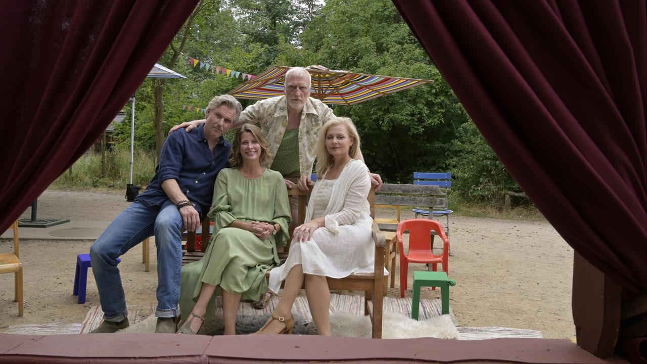 Katharina (Valerie Niehaus, 2.v.l.), (Susanna Simon, r.), Juris (Dirk Borchardt, l.) und Vater Willi (Ernst Stötzner, M.) 