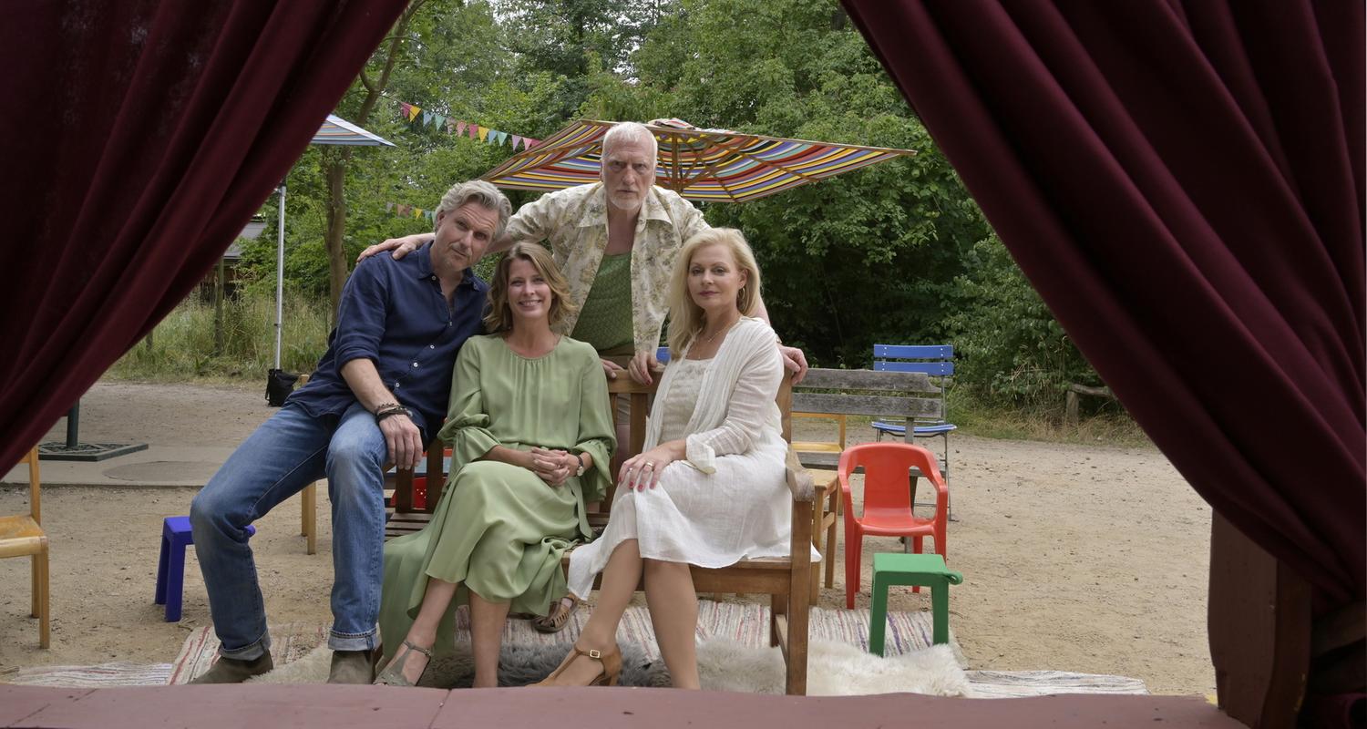 Katharina (Valerie Niehaus, 2.v.l.), (Susanna Simon, r.), Juris (Dirk Borchardt, l.) und Vater Willi (Ernst Stötzner, M.) 