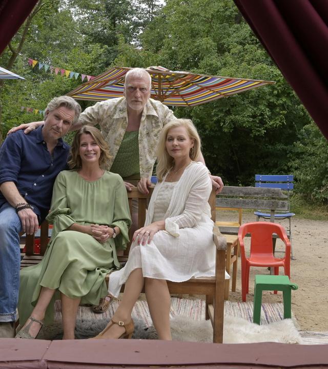 Katharina (Valerie Niehaus, 2.v.l.), (Susanna Simon, r.), Juris (Dirk Borchardt, l.) und Vater Willi (Ernst Stötzner, M.) 