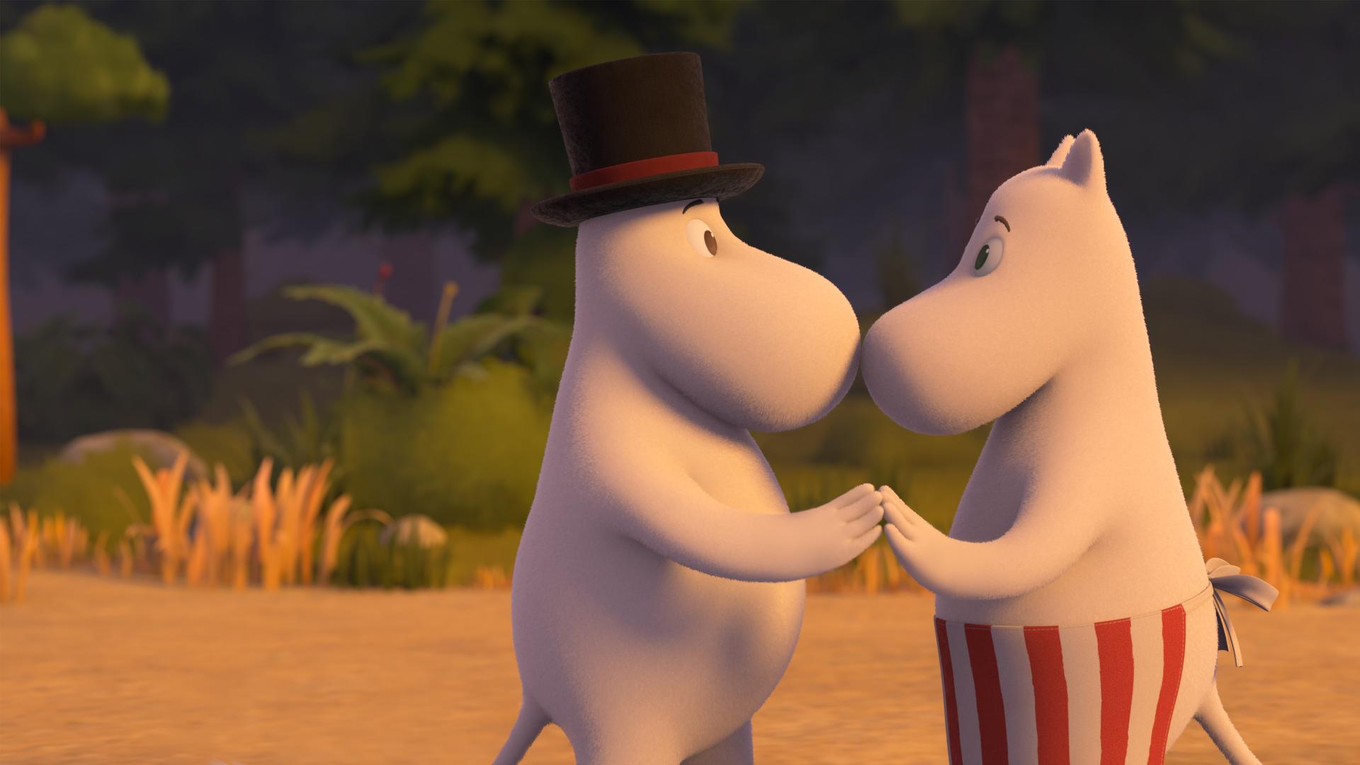 Sonnenuntergang: Am Meeresstrand stehen Muminmama (links) und die Kleine Mü. (rechts) Man sieht sie nur von hinten. Die Sonne färbt die Wolken gelb-rot und versinkt bald im Meer.