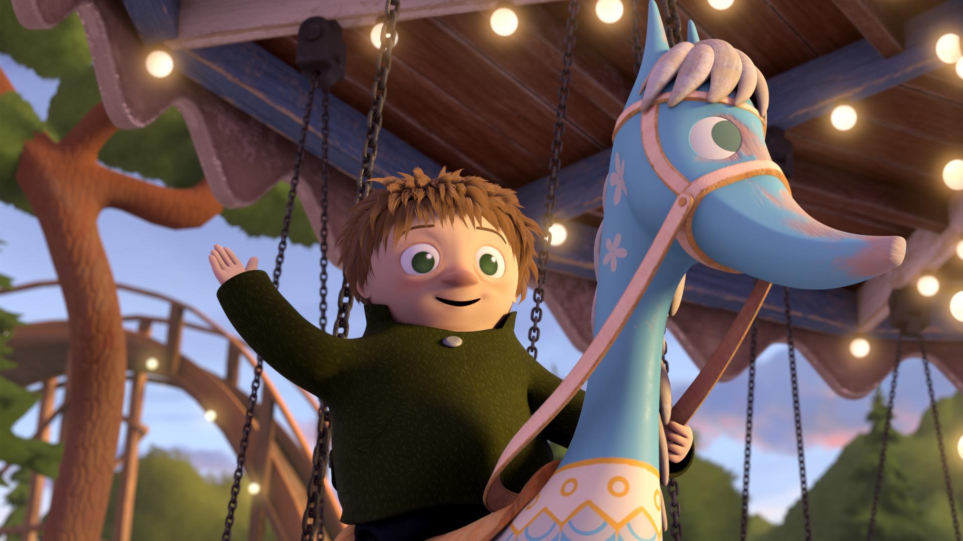 Toffel sitzt auf einem hellblauen Holzpferd eines Karussells und winkt fröhlich. Das Karussell ist mit Lichtern romantisch beleuchtet.