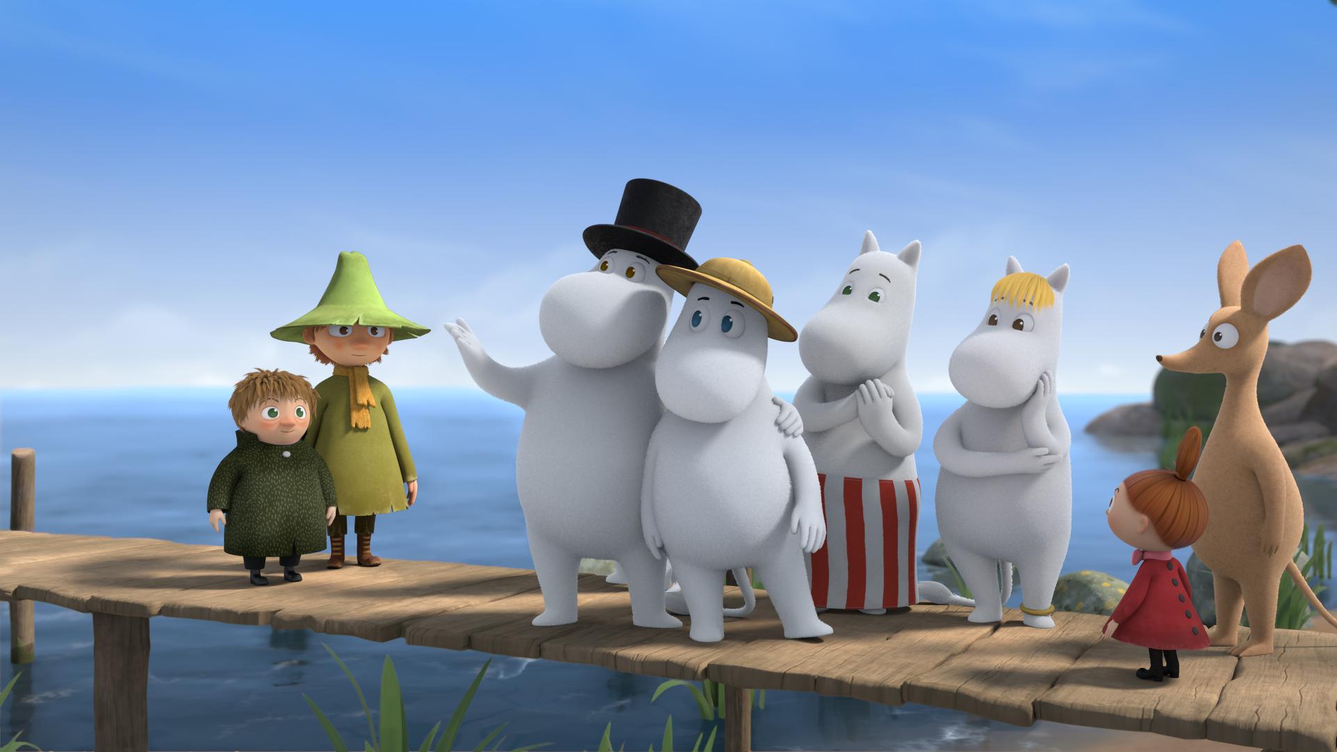 Auf einem hölzernen Steg, der ins Meer hinausragt, sieht man Snufkin mit Toffel, sie schauen mit großen Augen zu Mumintroll. Muminpapa legt den Arm um Mumintroll, der einen Tropenhelm trägt. Muminmama und Sknorkfräulein stehen im Hintergrund mit verschränkten Armen und schauen verwundert. Die Kleine Mü und Sniff sind auch dabei. Muminpapa scheint etwas zu erzählen.