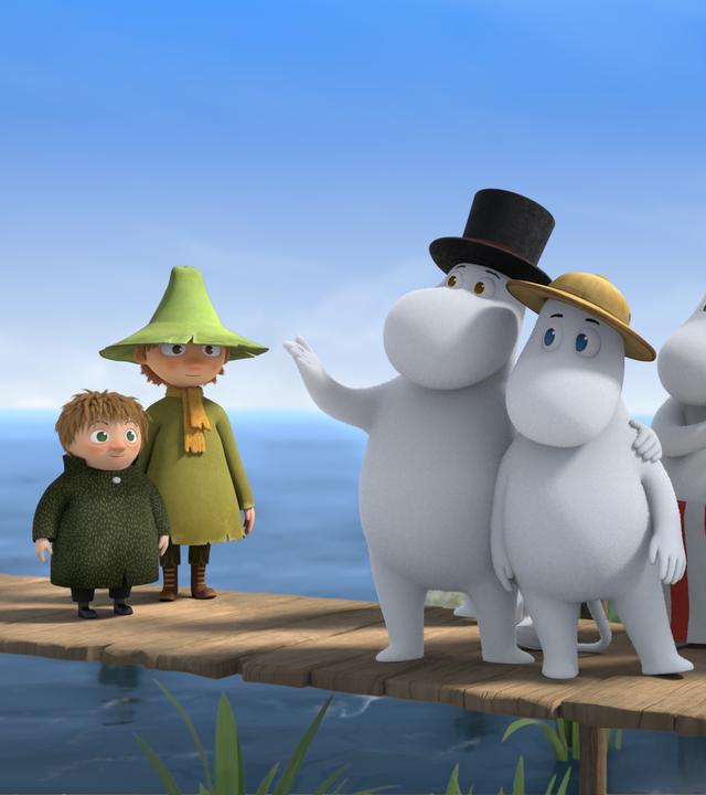 Auf einem hölzernen Steg, der ins Meer hinausragt, sieht man Snufkin mit Toffel, sie schauen mit großen Augen zu Mumintroll. Muminpapa legt den Arm um Mumintroll, der einen Tropenhelm trägt. Muminmama und Sknorkfräulein stehen im Hintergrund mit verschränkten Armen und schauen verwundert. Die Kleine Mü und Sniff sind auch dabei. Muminpapa scheint etwas zu erzählen.