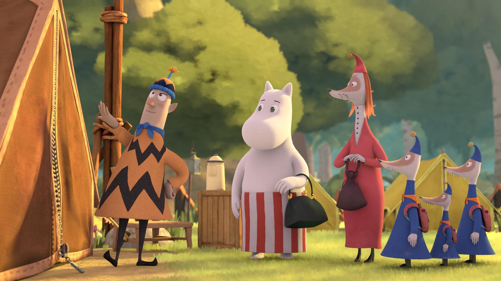 Auf einem Zeltplatz im Wald stehen neben einem Zelt Herr Frisch mit Mütze und Pullover sowie Pfadfinderschal. Muminmama und Frau Fillifjonk sowie die drei Nichten von Frau Fillifjonk lauschen gebannt was der Campingmeister Frisch erklärt.