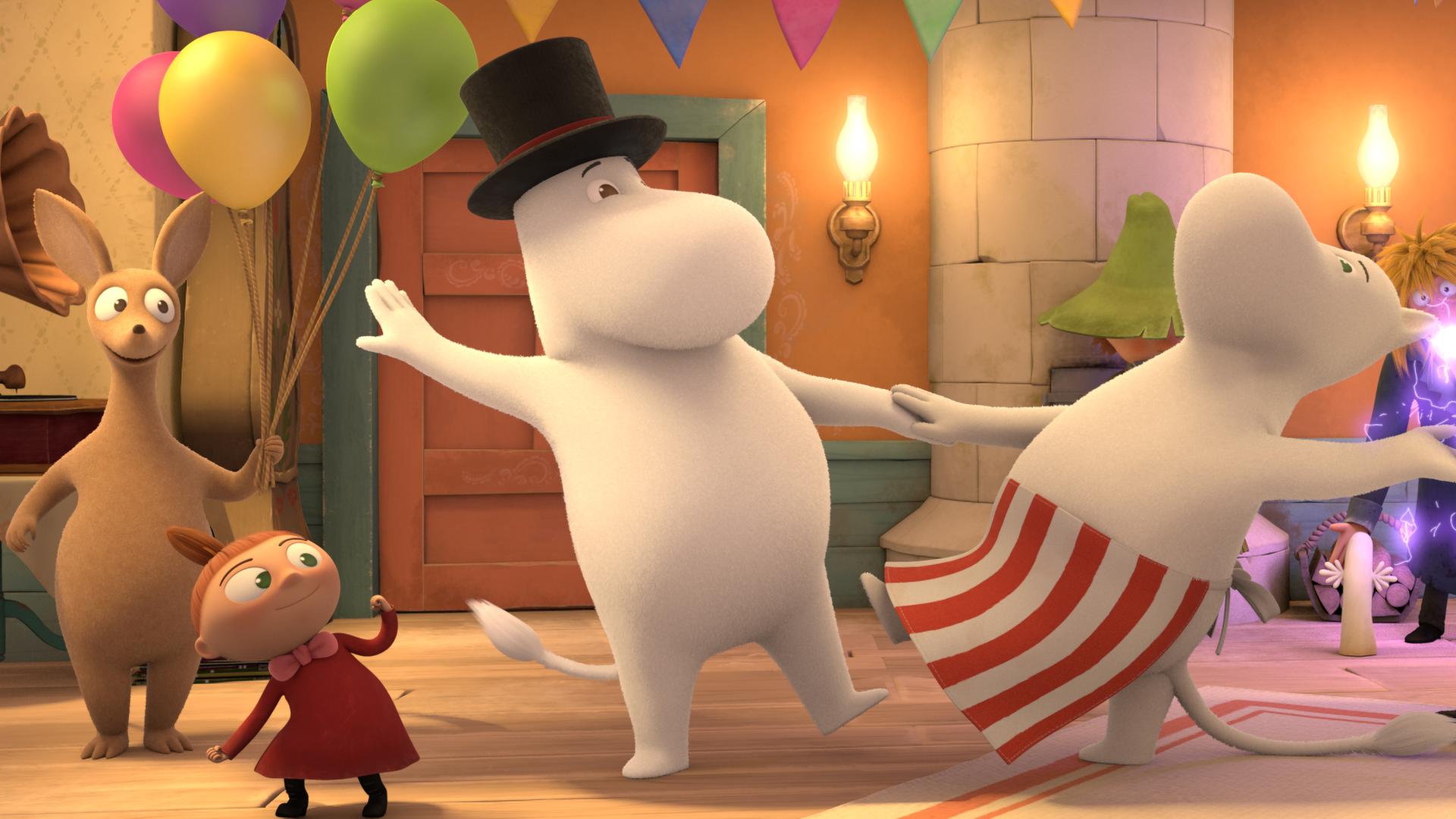 Im Muminhaus sind alle versammelt. Sniff mit Luftballons, die Kleine Mü, Muminpapa und Muminmama tanzen, Bisam schaut erstaunt zu. Im Hintergrund steht der Fischer und leuchtet. Er hat sich gerade an einem Hatifnatten mit Strom "angesteckt". Das Haus ist geschmückt.