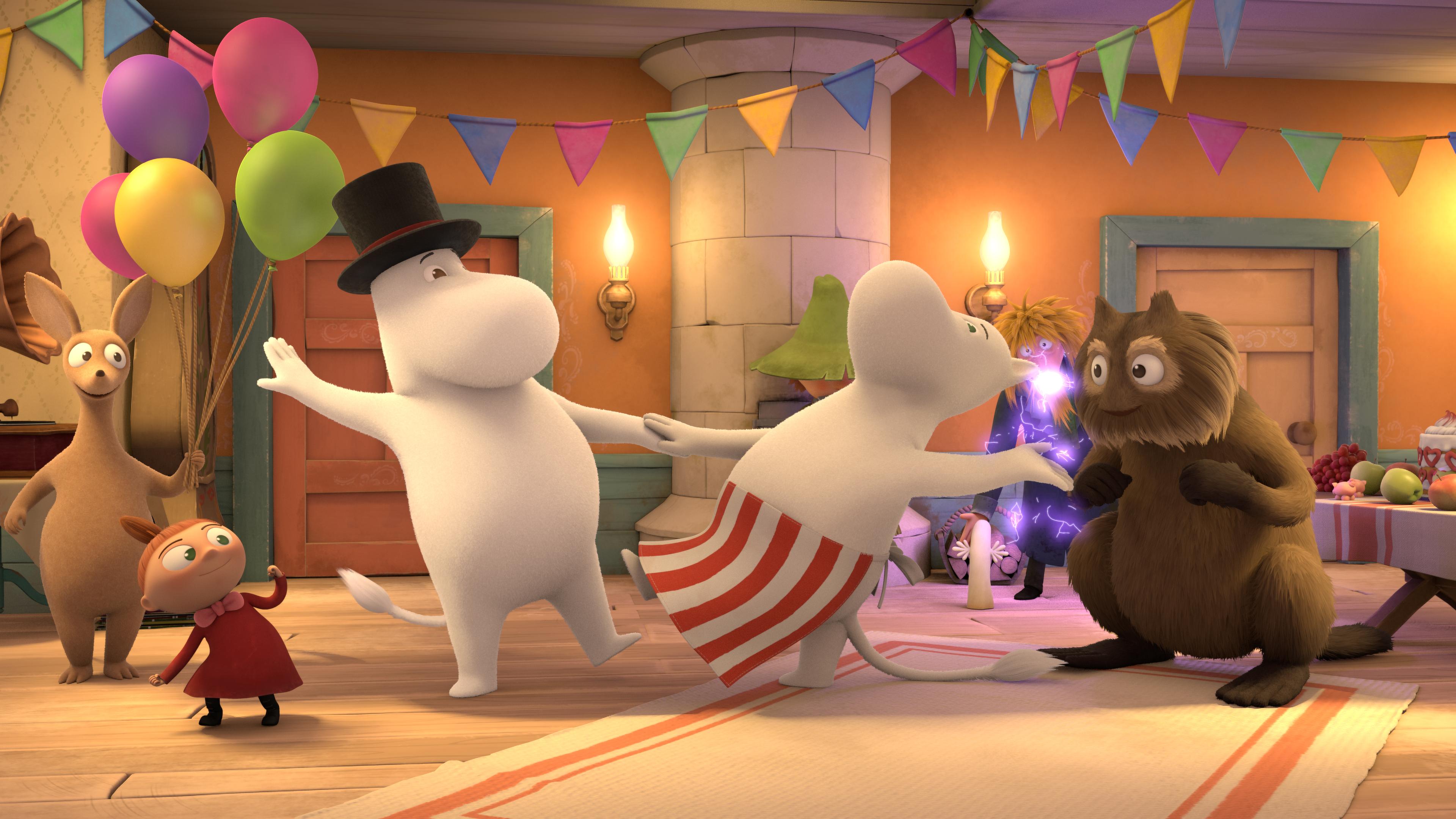 Im Muminhaus sind alle versammelt. Sniff (v.l.n.r.) mit Luftballons, die Kleine Mü, Muminpapa und Muminmama tanzen, Bisam schaut erstaunt zu. Im Hintergrund steht der Fischer (rechts) und leuchtet. Er hat sich gerade an einem Hatifnatten mit Strom "angesteckt". Das Haus ist geschmückt.