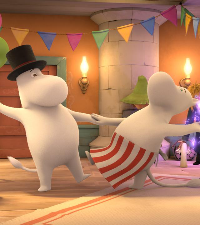 Im Muminhaus sind alle versammelt. Sniff mit Luftballons, die Kleine Mü, Muminpapa und Muminmama tanzen, Bisam schaut erstaunt zu. Im Hintergrund steht der Fischer und leuchtet. Er hat sich gerade an einem Hatifnatten mit Strom "angesteckt". Das Haus ist geschmückt.