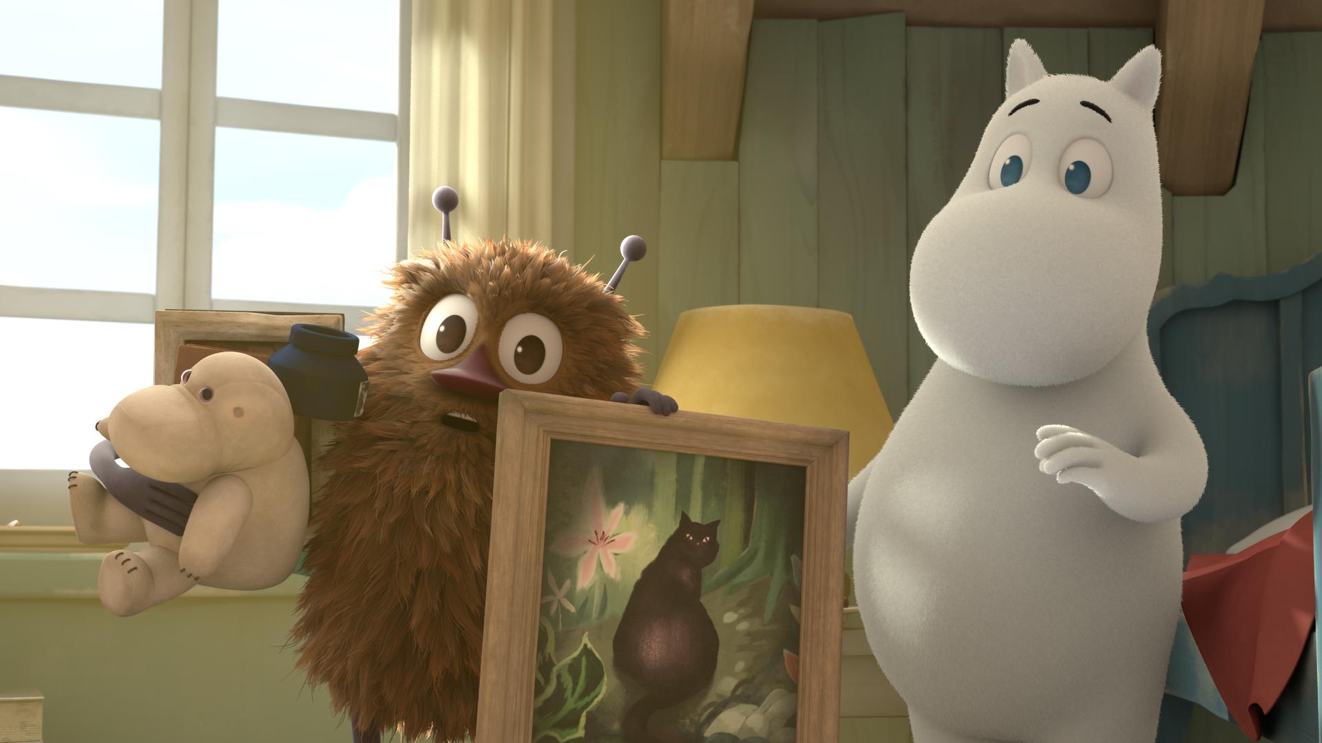 Mumintroll steht vor seinem Bett. Davor steht Gauner Stinki mit einem Bild in der Hand und einem Stofftier in der anderen.