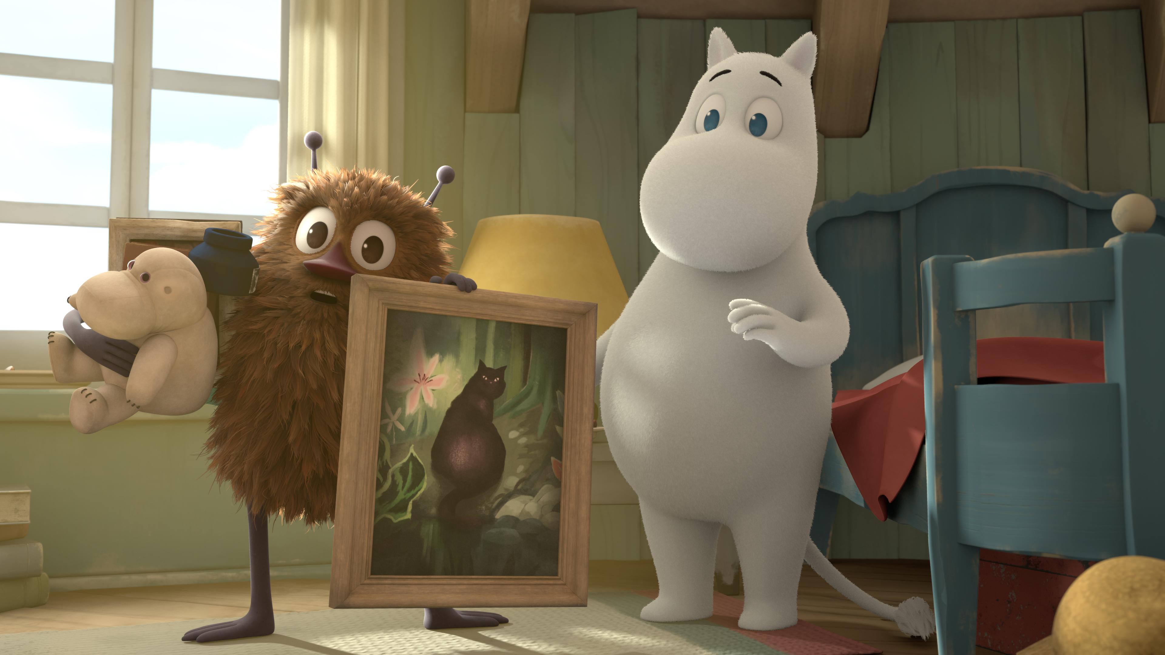 Mumintroll (Mitte rechts) steht vor seinem Bett. Davor steht Gauner Stinki (links) mit einem Bild in der Hand und einem Stofftier in der anderen.