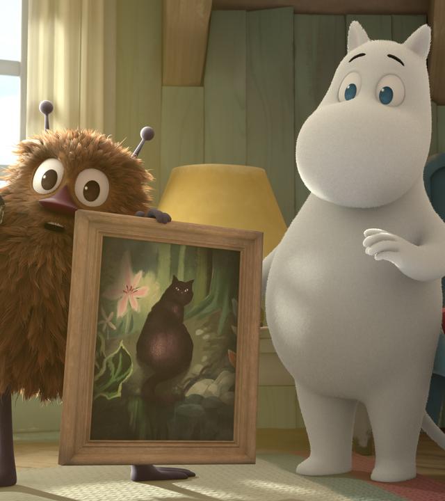 Mumintroll steht vor seinem Bett. Davor steht Gauner Stinki mit einem Bild in der Hand und einem Stofftier in der anderen.