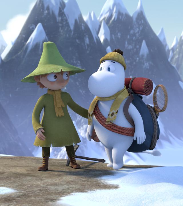 Überall sind schneebedeckte Gipfel. Mumintroll (rechts) steht mit voller Bergsteigerausrüstung an einer Felskante, wo ihn Snufkin (links) empfängt. Die beiden schauen sich ernst an.
