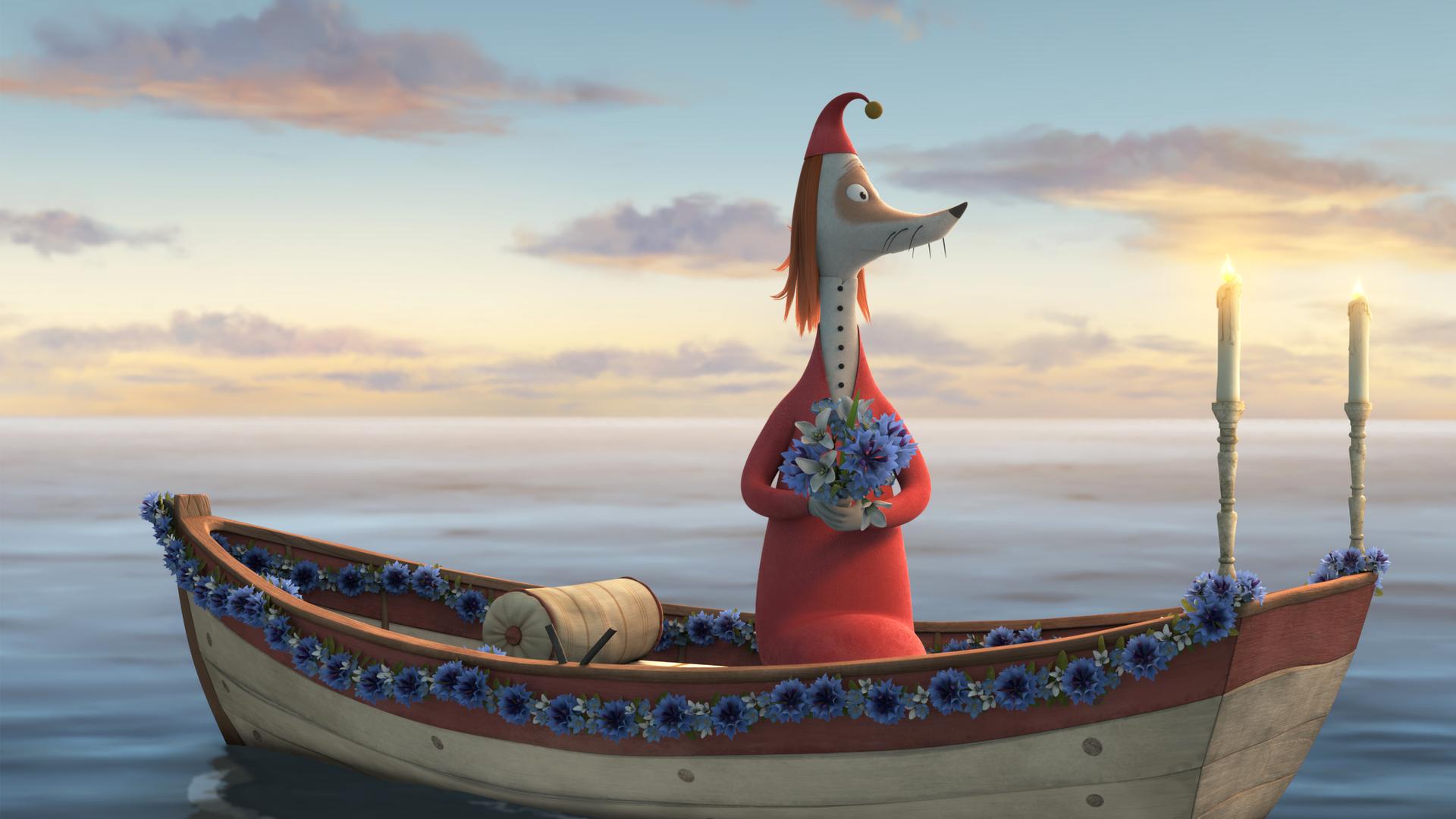 Frau Fillifjonk (Mitte) sitzt in einem blumengeschmückten Boot mit zwei hohen Kerzenständern und brennenden Kerzen am Bug. Sie schaut sehnsuchtsvoll zurück, einen Blumenstrauß in den Händen.