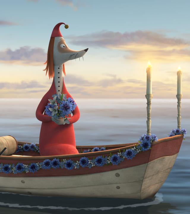 Frau Fillifjonk (Mitte) sitzt in einem blumengeschmückten Boot mit zwei hohen Kerzenständern und brennenden Kerzen am Bug. Sie schaut sehnsuchtsvoll zurück, einen Blumenstrauß in den Händen.