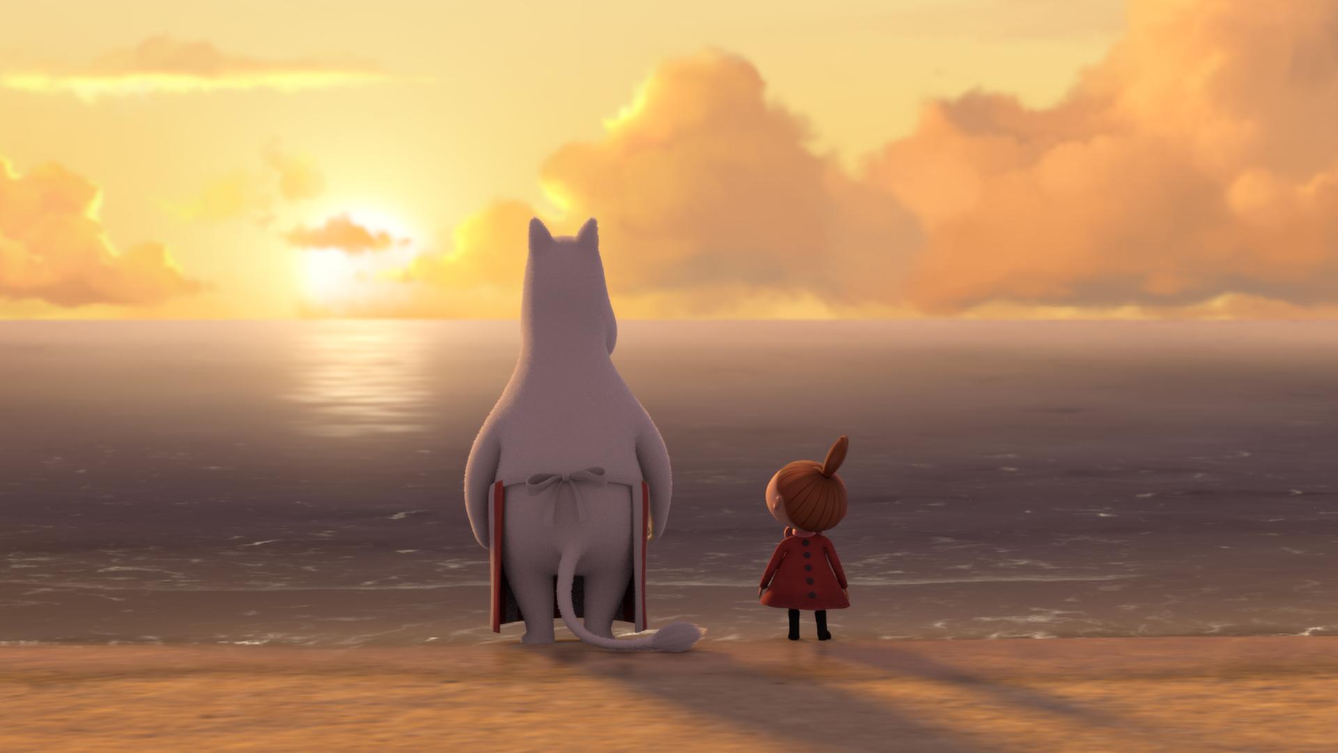 Die ganze Muminfamilie steht auf einer Theaterbühne, hinter ihnen ist nur Wasser zu sehen.