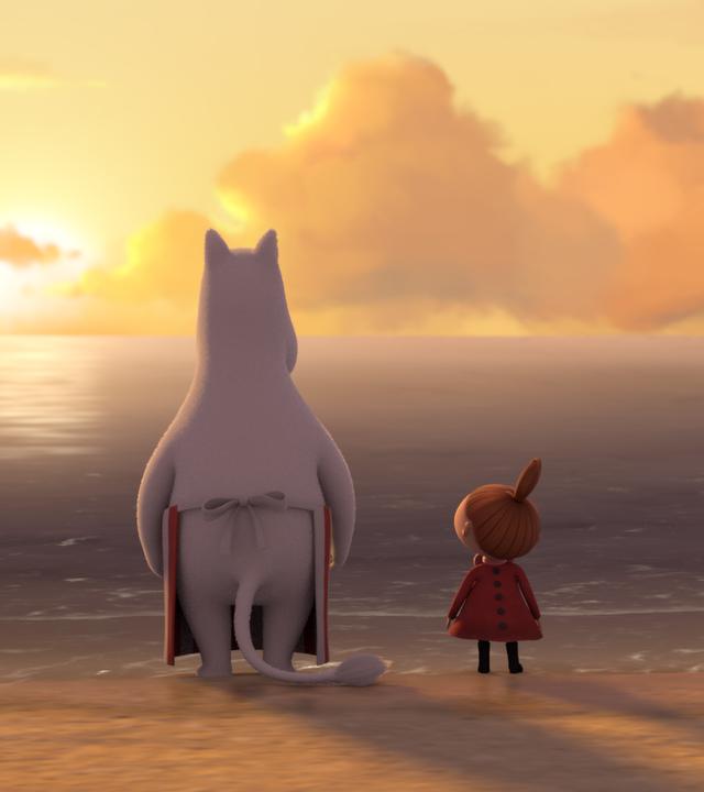 Die ganze Muminfamilie steht auf einer Theaterbühne, hinter ihnen ist nur Wasser zu sehen.