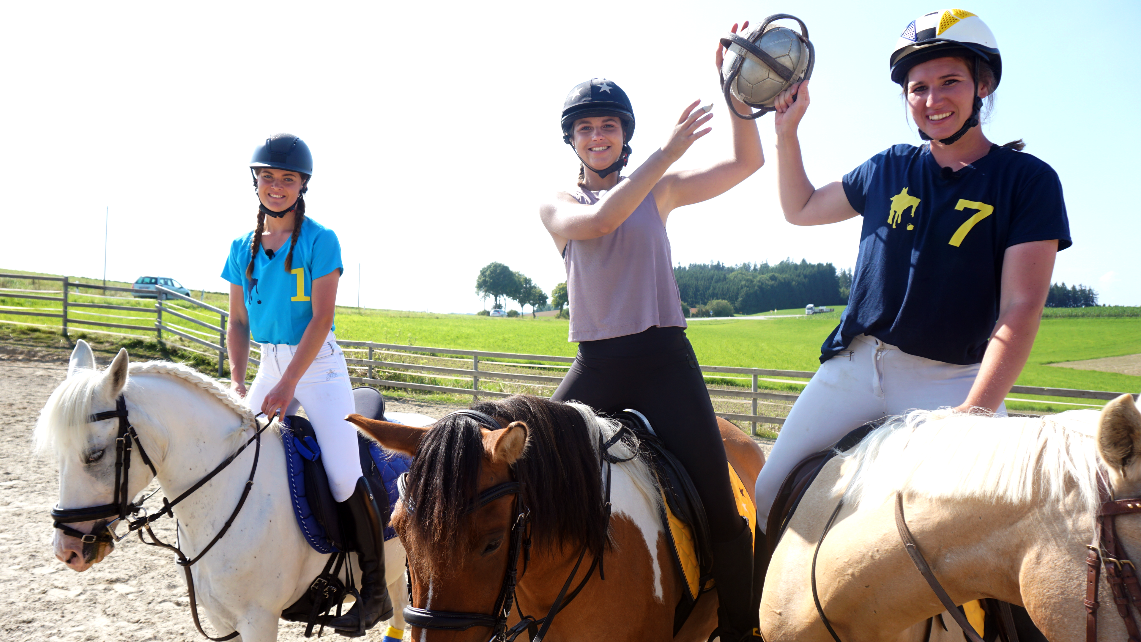 Die Sportmacher: Moderatorin Laura Knöll mit zwei Horseball-Sportlerinnen zu Pferd. 