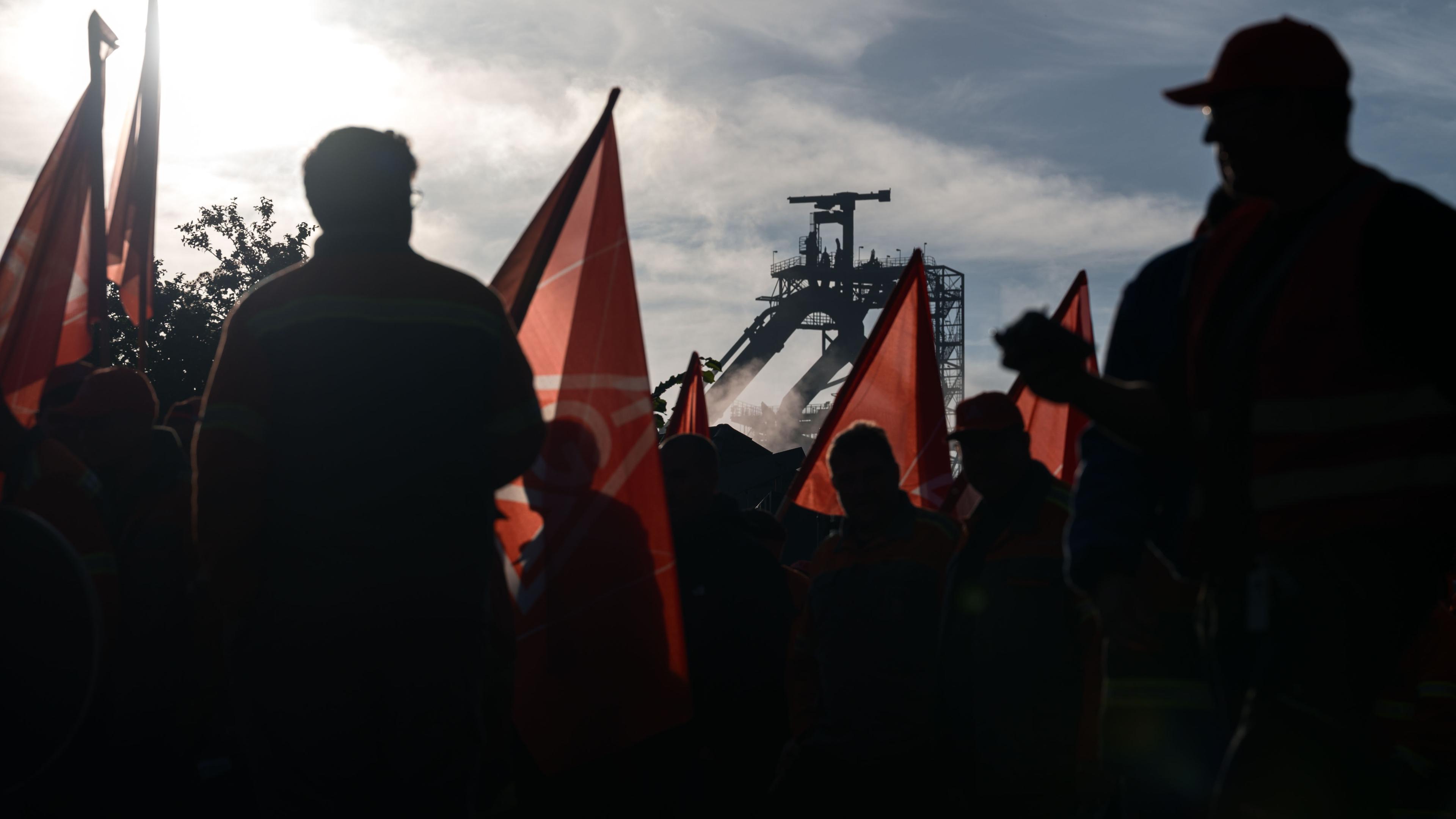 Mitarbeiter der saarländischen Stahlindustrie marschieren vom Stahlwerk zu einer Kundgebung. 