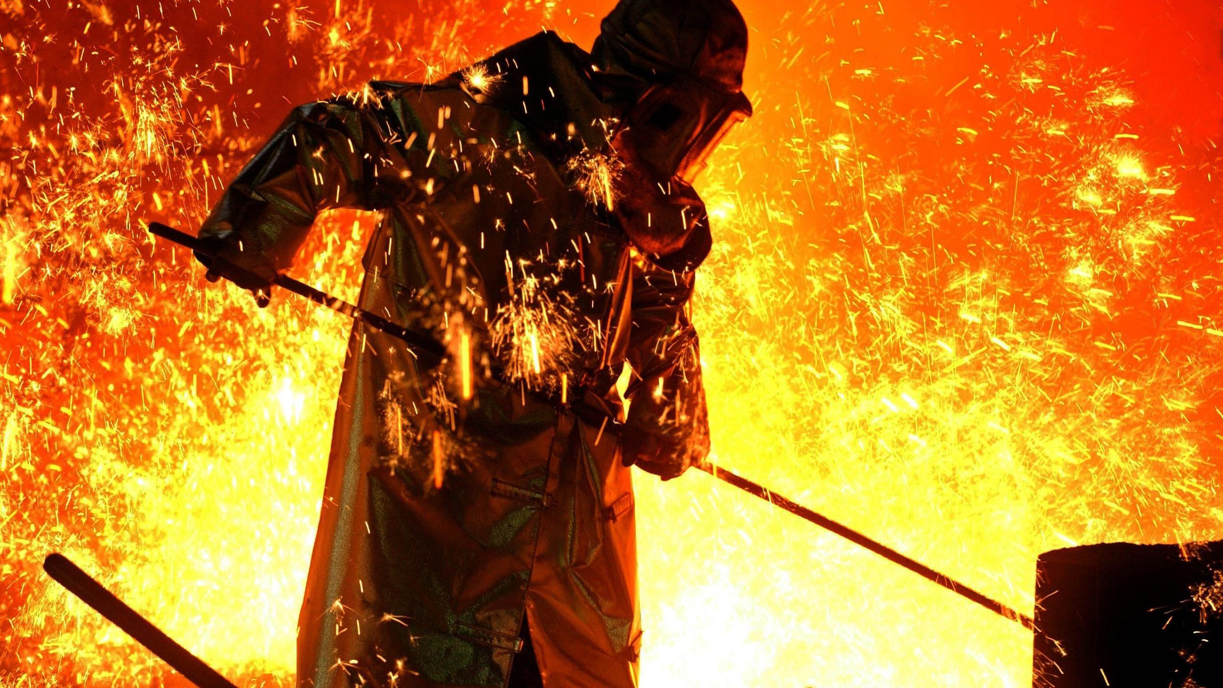 Archiv: Arbeiter am Hochofen