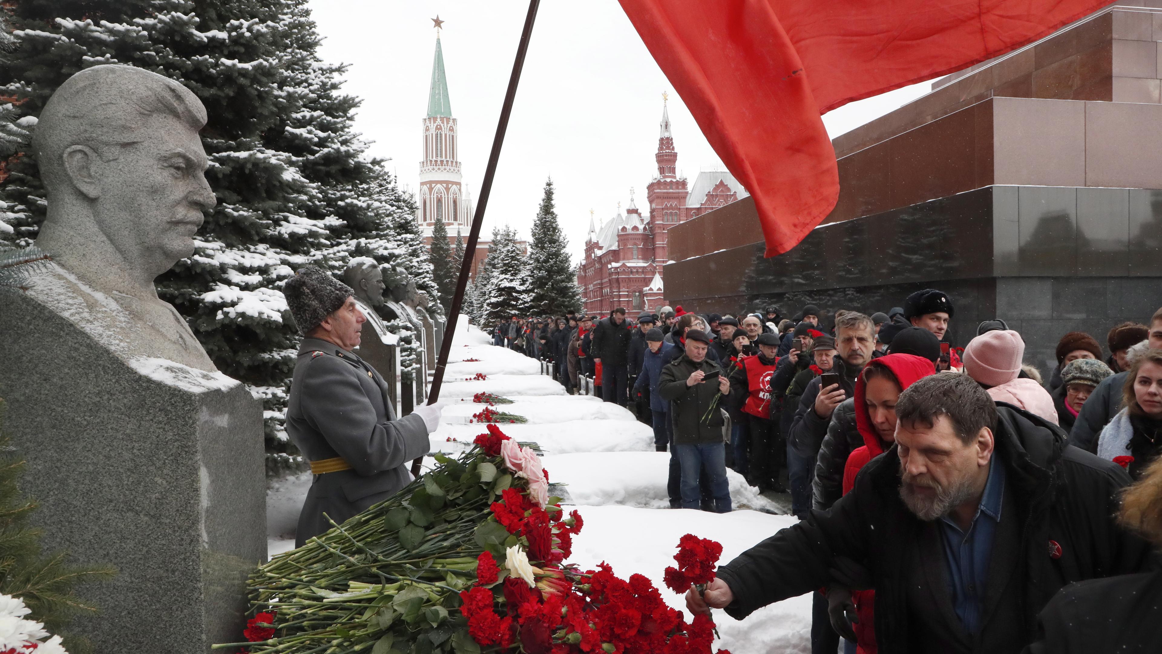 Anhänger der kommunistischen Partei nehmen an einer Kranzniederlegung am Grab von Joseph Stalin Teil