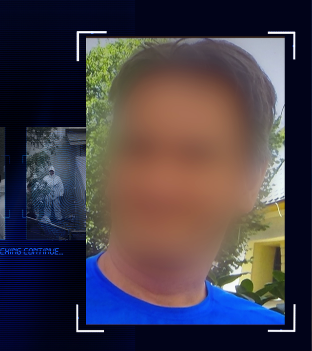 Foto eines Mannes, das Gesicht wurde im Bild technisch verfremdet. Im Hintergrund sind ein Baum und ein Gebäude zu erkennen. Der Mann trägt ein blaues T-Shirt. Er hat kurze braune Haare. Links daneben: Lichtschematische Darstellung eines Fingerabdrucks.