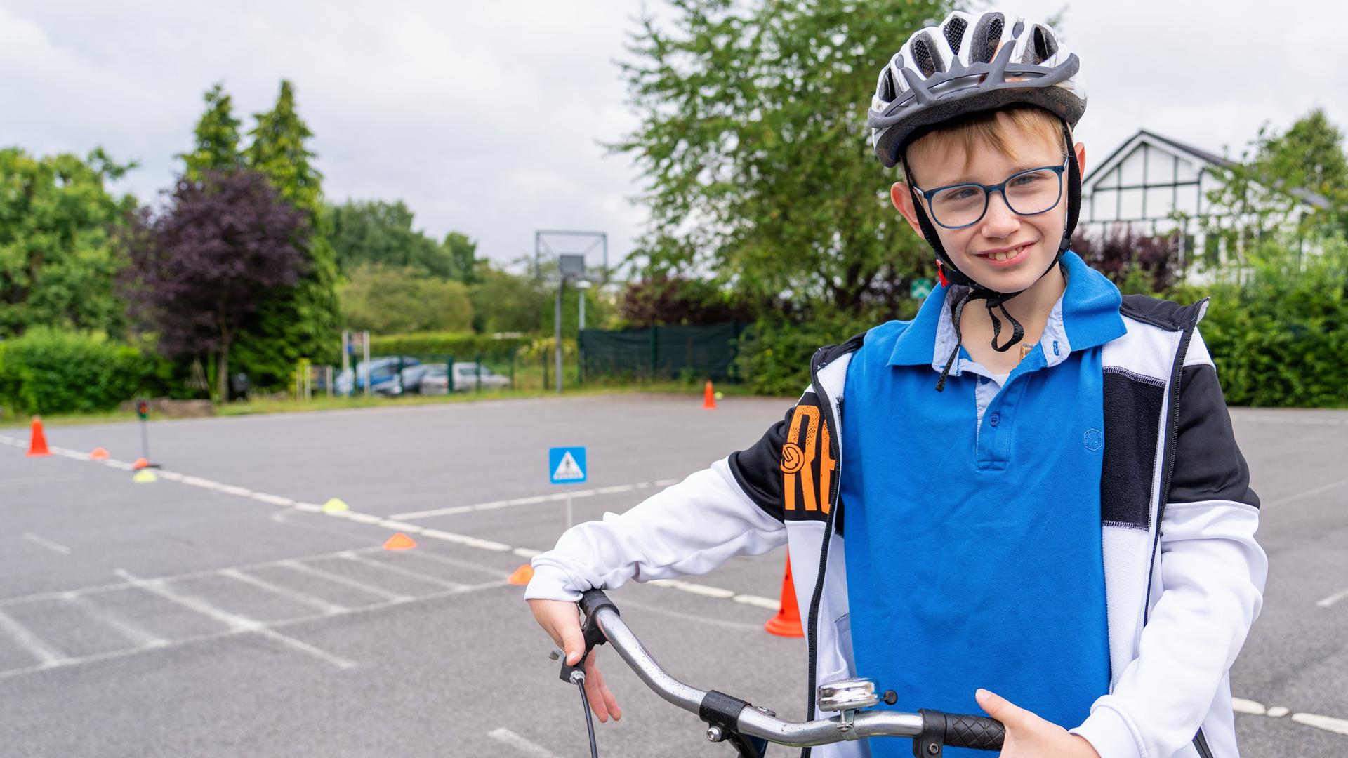 Junge mit einem Fahrrad 