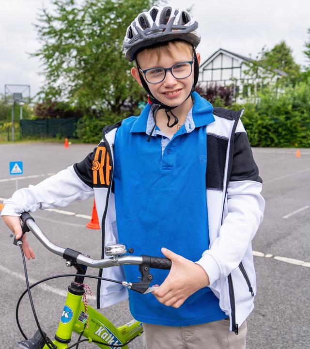 Junge mit einem Fahrrad 