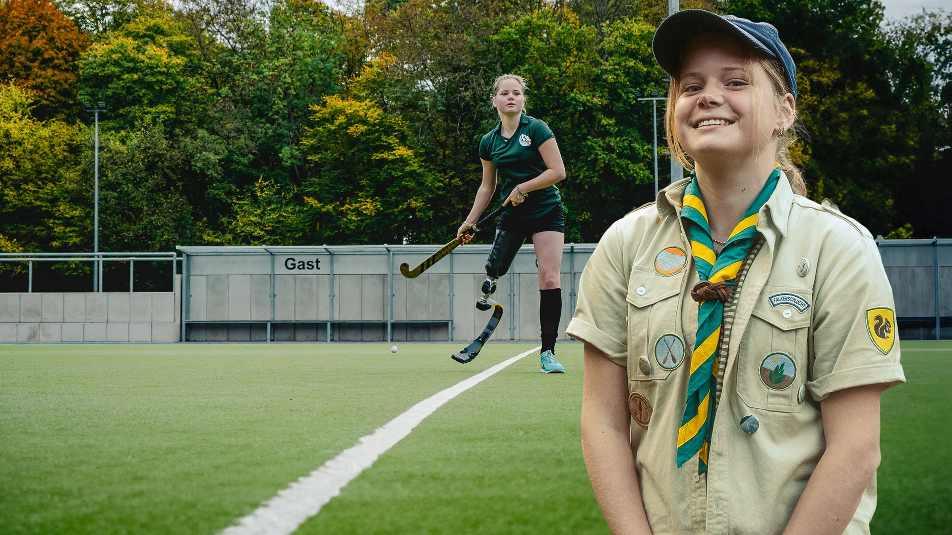 Collage: Annika steht rechts im Bild, trägt eine Pfadfinderuniform und lächelt in die Kamera. Mittig im Hintergrund ist sie auf einem Sportplatz zu sehen, wo sie sich mit Beinprothese und Schläger zum Schlag bereit macht.