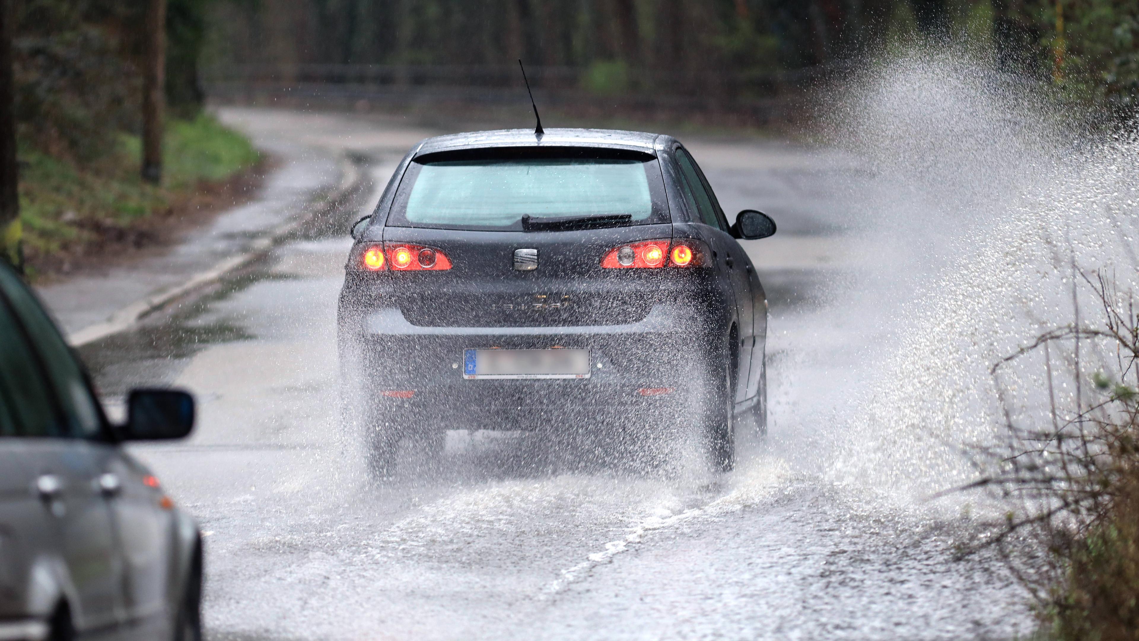 Überflutete Straßen bei Starkregen, aufgenommen am 01.04.2023