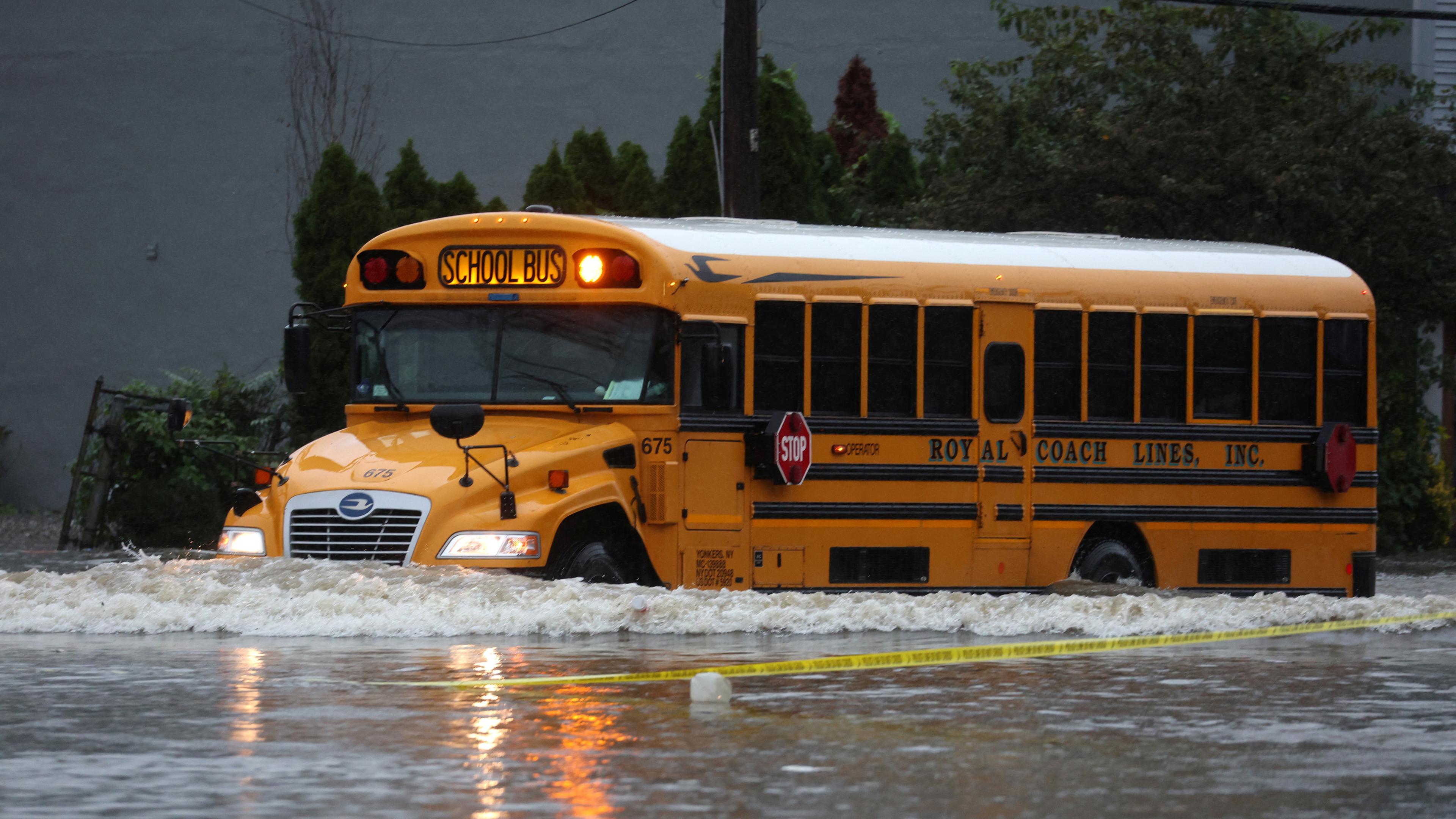 Ein Schulbus fährt durch starke Überschwemmungen im New Yorker Vorort Larchmont.